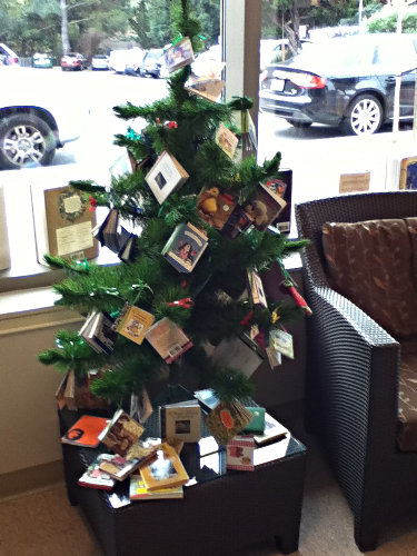 lafayette-bookstore-xmas-tree