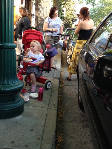 lotties-creamery-ice-cream-outside