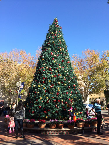 christmas-tree-broadway-plaza-2013
