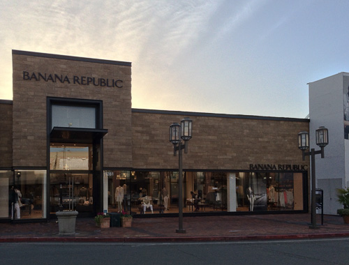 banana-republic-broadway-plaza-outside-new