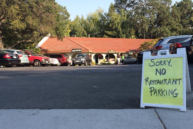 lamorinda-music-parking-lot-no-parking-sign