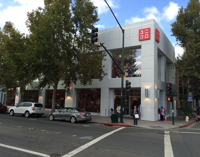 uniqlo-walnut-creek-outside