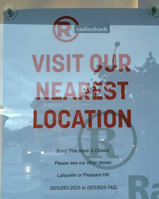 radioshack-walnut-creek-outside-closed-sign