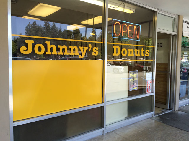 johnnys-donuts-lafayette-outside