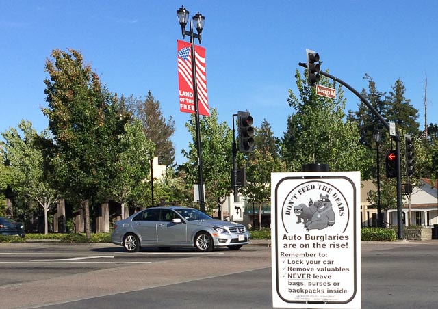 dont-feed-the-bears-lafayette-sign