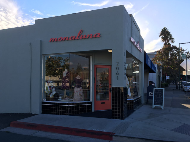 monaluna-walnut-creek-outside-signage