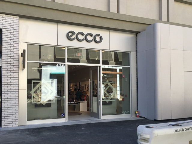 Ecco Reopens in New Broadway Plaza 