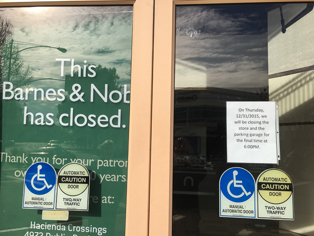 barnes-noble-walnut-creek-closed-sign