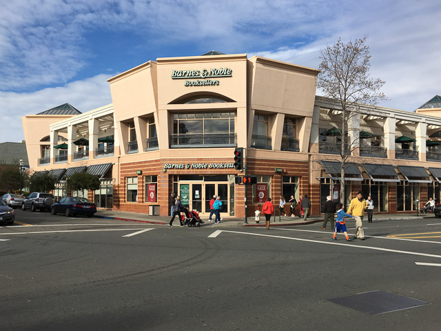 barnes-noble-walnut-creek-outside-closed