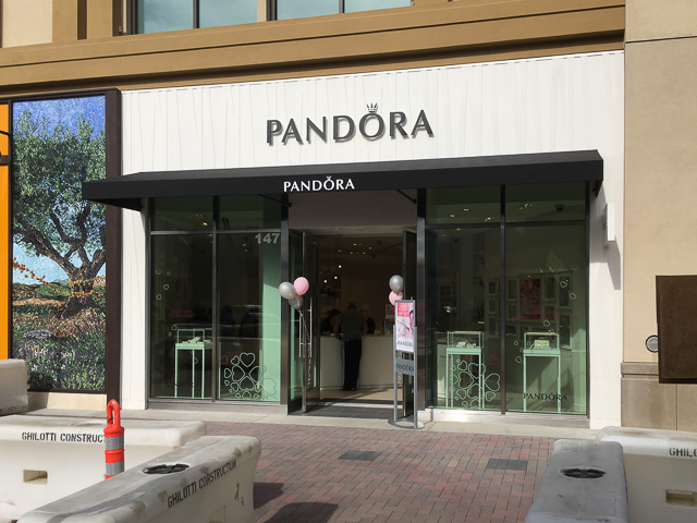 pandora-broadway-plaza-outside