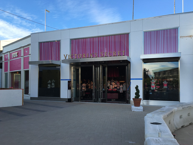 victorias-secret-broadway-plaza-pink-outside