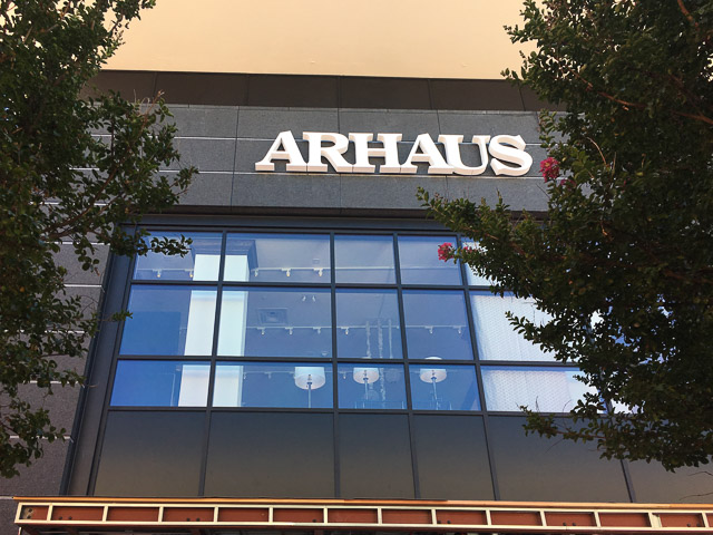 arhaus-broadway-plaza-signage-outside