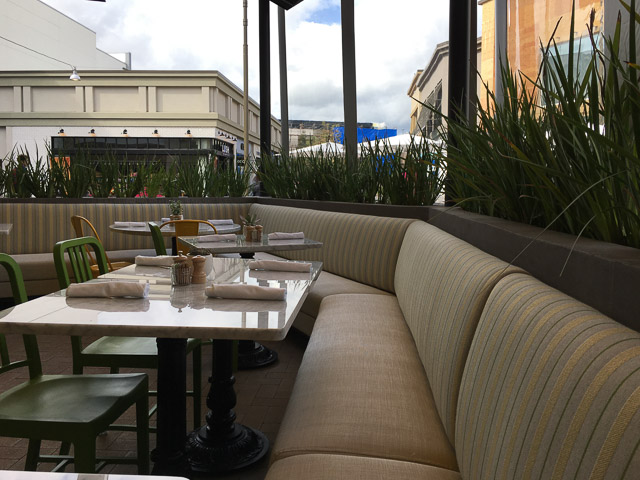 true-food-kitchen-broadway-plaza-outdoor-tables