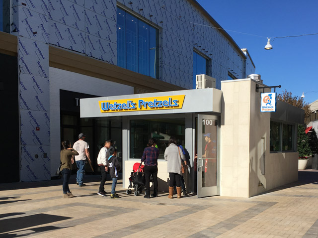 wetzels-pretzels-broadway-plaza-outside2