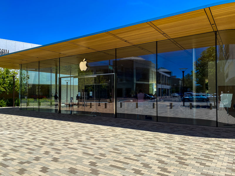 Apple opens at broadway plaza in walnut creek beyond the creek
