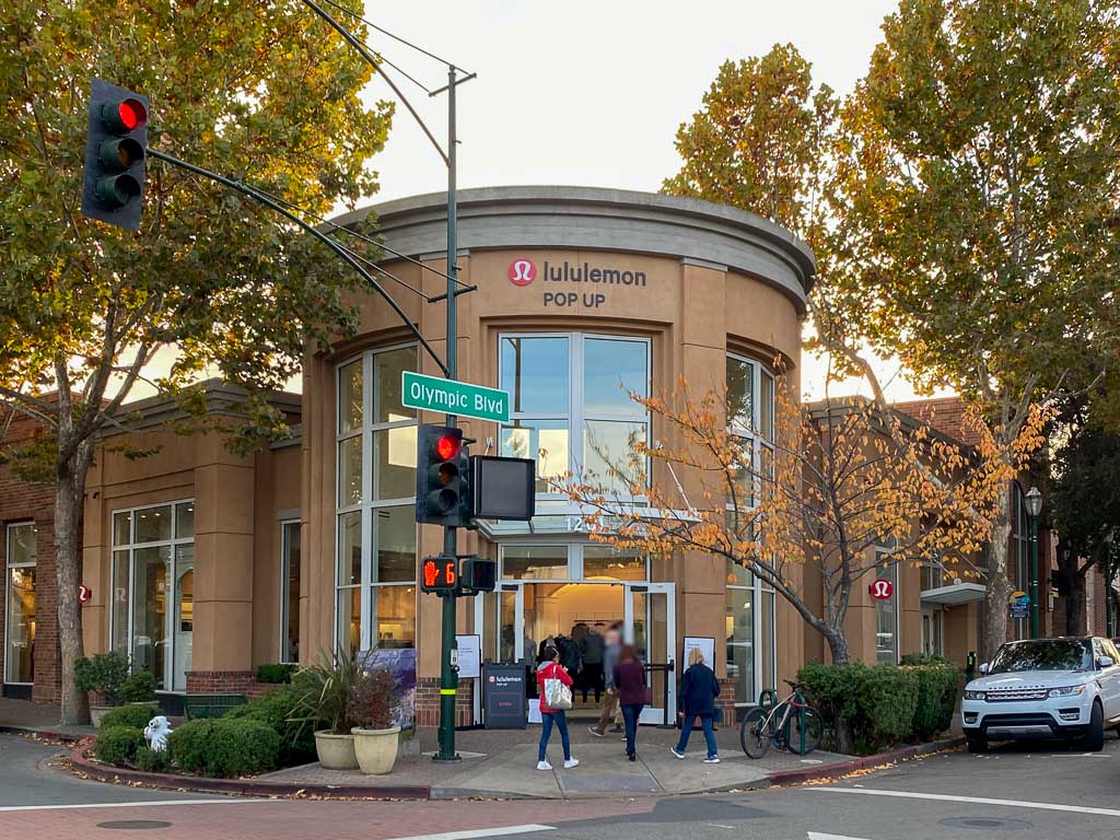 lululemon downtown hours